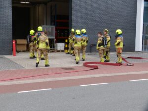 Machinebrand bij SELL Plastics aan de Gezellenstraat in Nijkerk snel onder controle