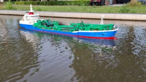Vader en zoon bouwen indrukwekkende legoboot: ‘Project groeit uit tot bijzondere hobby’