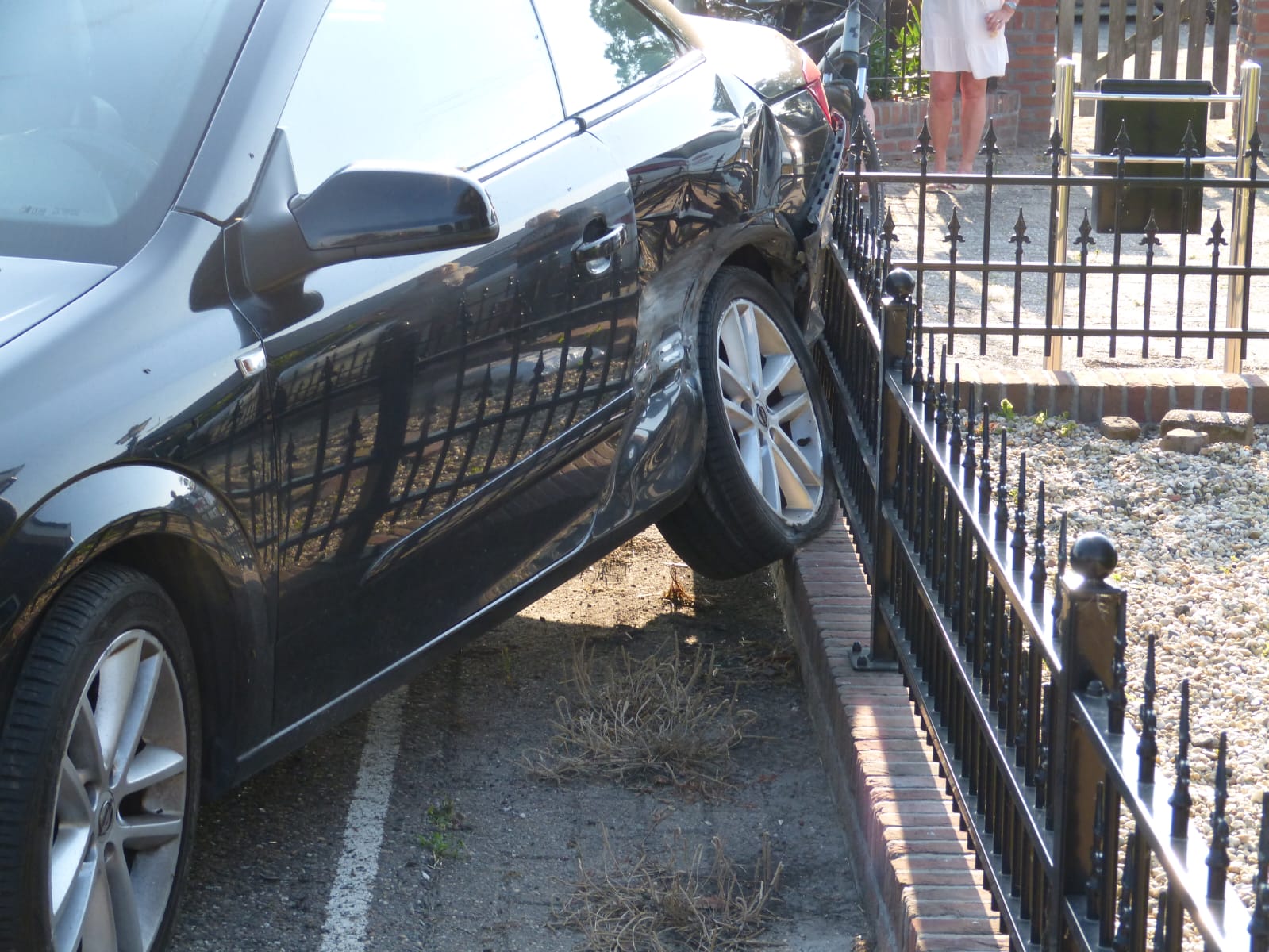 Auto belandt na botsing in tuin langs Groeneweg tussen Bunschoten en Nijkerk