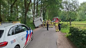 Bestelwagen na onwelwording in berm en tegen bomen op de Bloemendaalseweg in Nijkerk