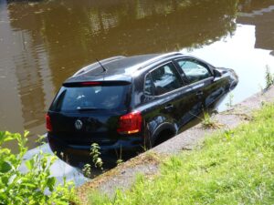 Voertuig te water aan Muidenweg in Amersfoort, bestuurder komt zelf uit auto